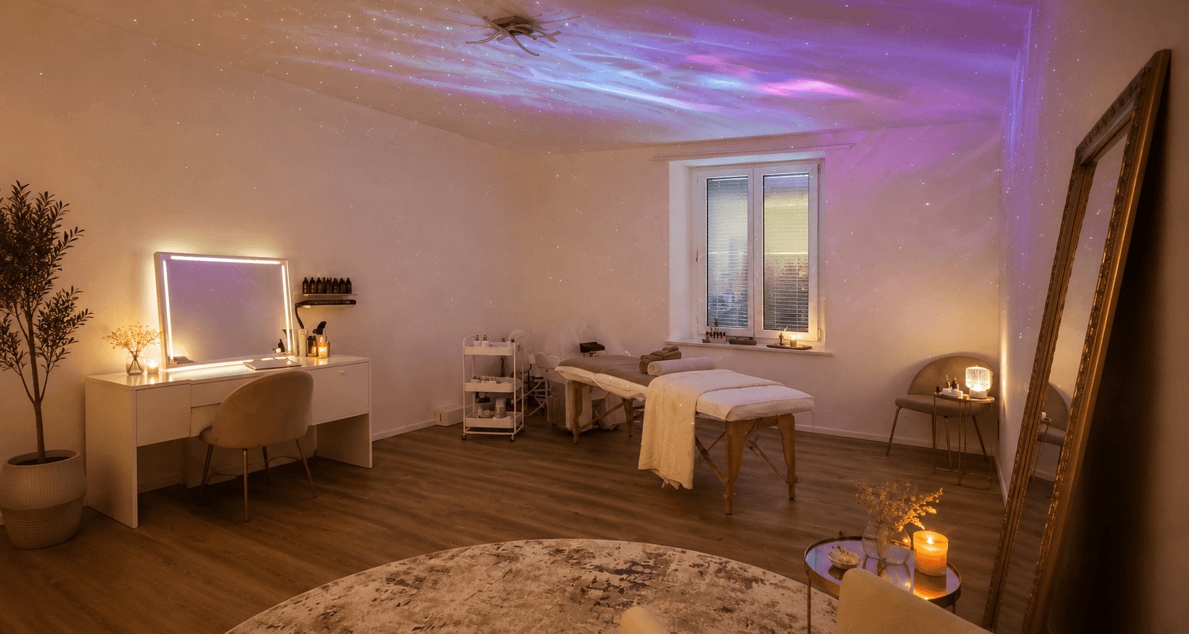 Frau entspannt bei einer Japanese-Head-Spa-Behandlung mit geschlossenen Augen